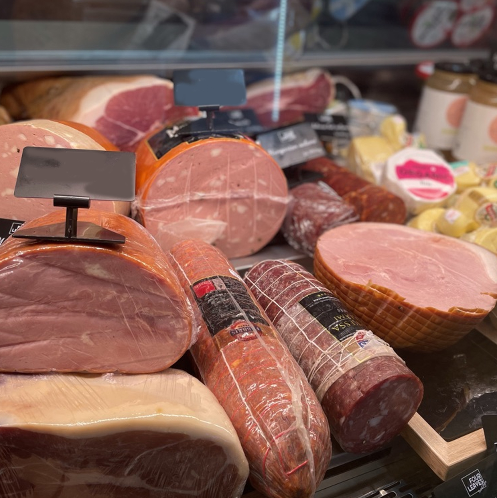 Order sliced meats Delicatessen Beef stew with carrots in a metal tray, garnished with green peppers on top.